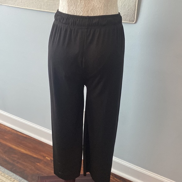 Coco & Carmen NWT black stretchy crop pants - Picture 4 of 7